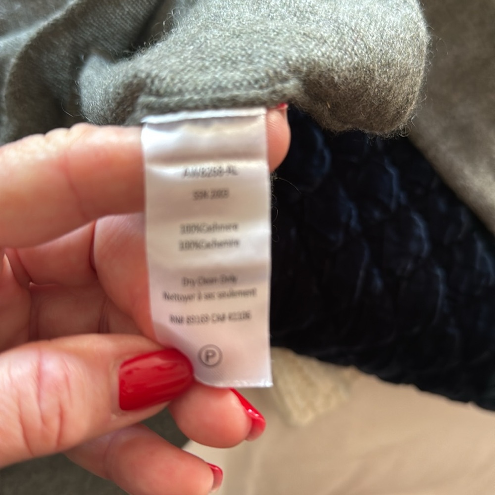 ATM army green cashmere sweater. V neck Size M - Picture 5 of 5